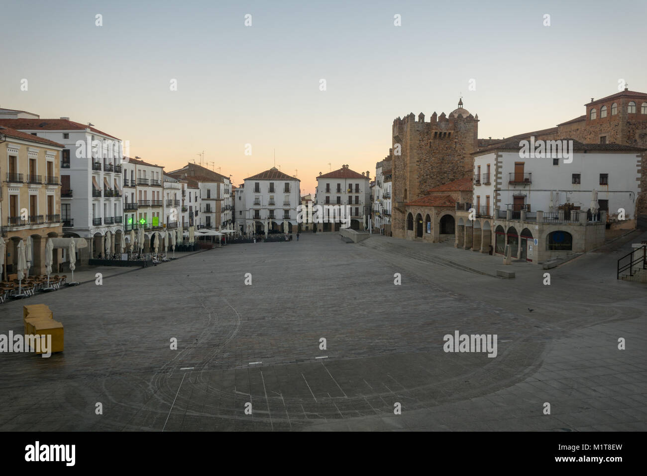 CACERES, Spagna - 22 dicembre 2017: Sunrise scena della Plaza Mayor (piazza principale), con le imprese locali, la gente del posto e i visitatori, in Caceres, Extremadur Foto Stock