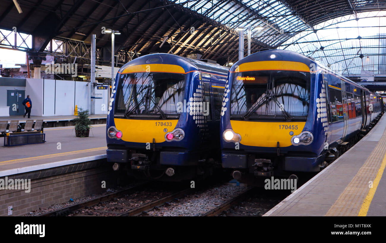 Glasgow, Scozia / Regno Unito 01/02/2018: una fotografia di due treni scotrail in attesa presso la stazione di Glasgow Queen Street a pranzo. Foto Stock