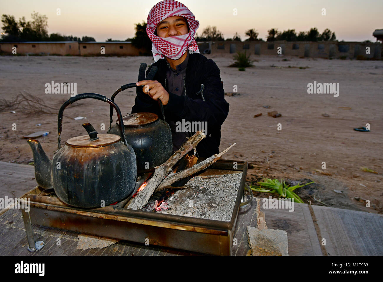 Gli arabi i ragazzi sono felici di essere fotografati in strada mentre il caffè sul fuoco a legna. Foto Stock