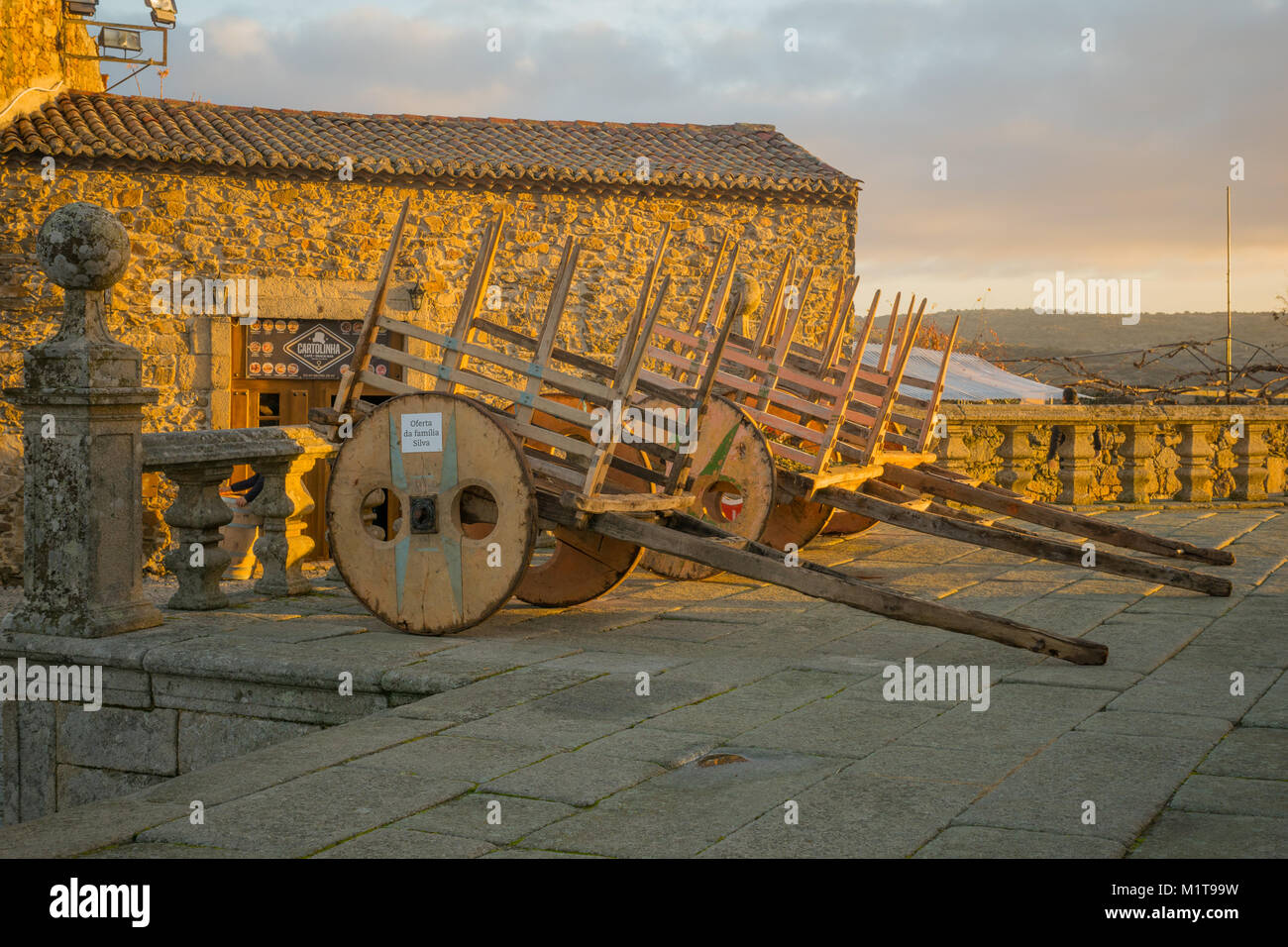 MIRANDA do Douro, Portogallo - 27 dicembre 2017: carro delle donazioni di boschi (per il Natale di fuoco) vicino alla cattedrale, nel centro storico della città di Miranda do Foto Stock