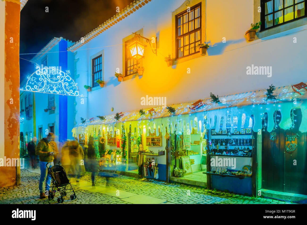 OBIDOS, Portogallo - 27 dicembre 2017: la vista di un vicolo della città vecchia, con le imprese locali, decorazioni di Natale, la gente del posto e i turisti, in Obidos, Foto Stock