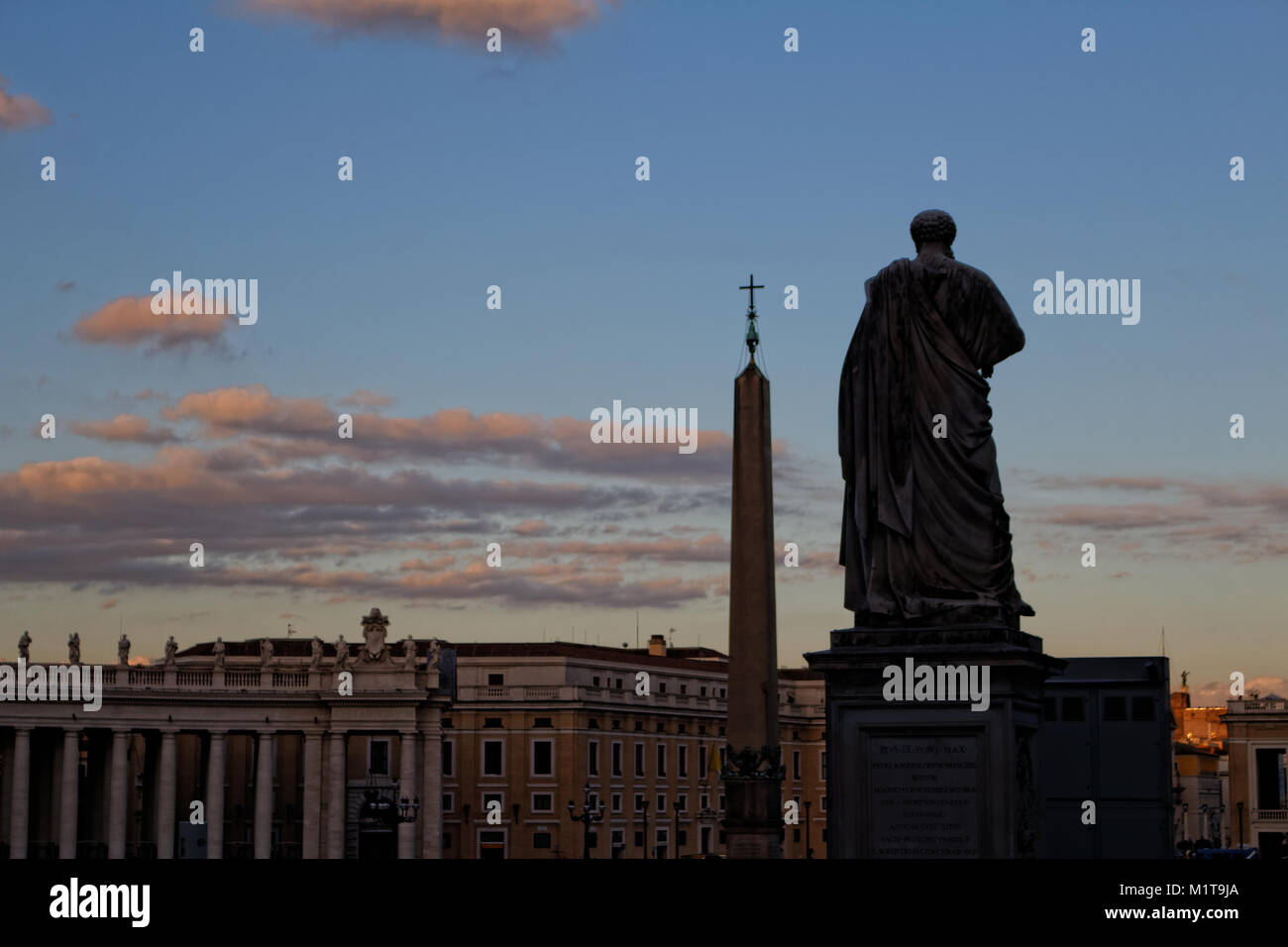 Roma, Italia - Monumento di San Pietro sulla piazza in Vaticano Foto Stock