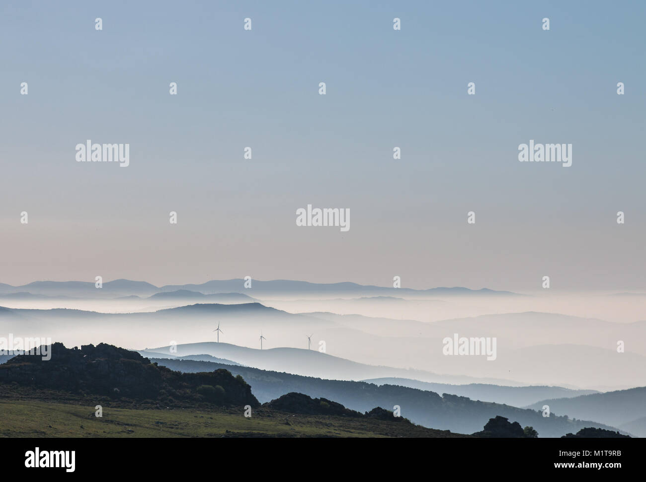 Tramonto spettacolare alla fine dell'estate in montagna delle Asturie occidentale dove il cielo è in contrasto con la nebbia della valle e il colore varia Foto Stock