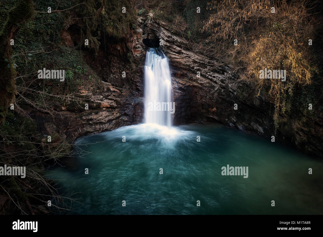 Cascata di Trevi, questa cascata si trova nel comune di Trevi nel Lazio in  provincia di Frosinone. L'acqua cade dall'alto attraverso un foro Foto  stock - Alamy