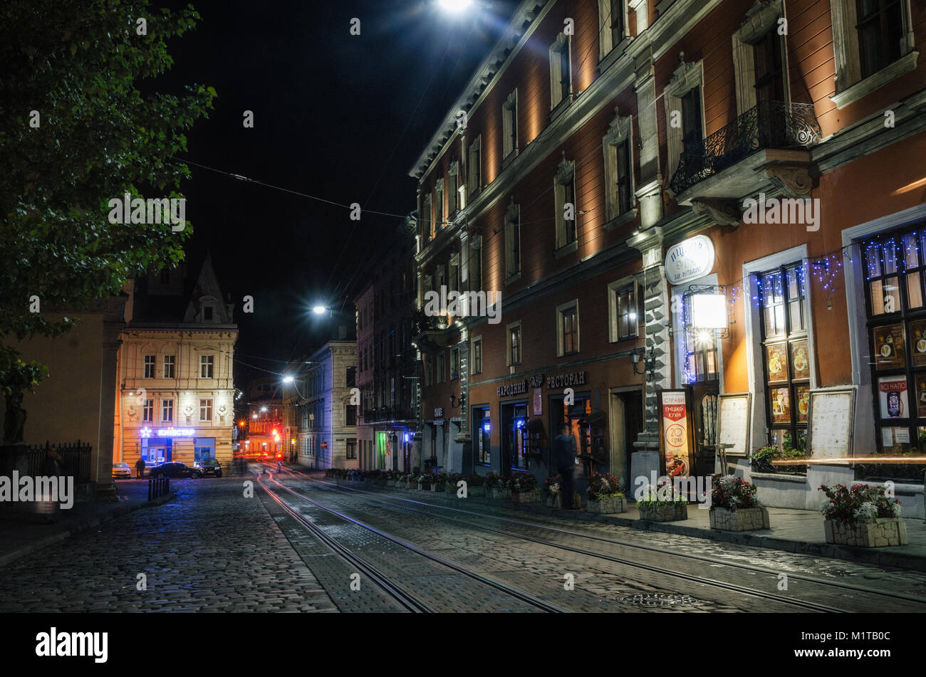 Lviv, Ucraina - 22 Settembre 2016: vista panoramica della strada illuminata della Città Vecchia di notte, Lviv, Ucraina. Foto Stock Lviv, Ucraina - 22 Settembre 2016: vista panoramica della strada illuminata della Città Vecchia di notte, Lviv, Ucraina. Foto Stock