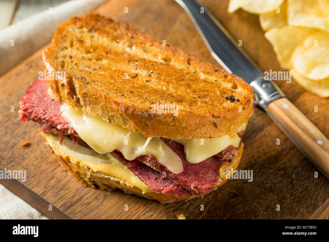 In casa salato " Corned beef " Ruben panino con mostarda e formaggio Foto Stock