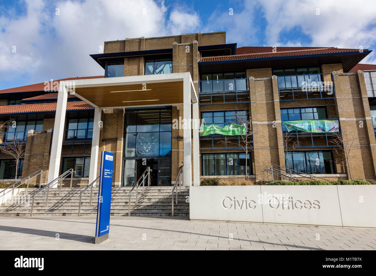 Un uomo lascia il Centro Civico consiglio uffici nel centro della città del London borough di Bexley, Regno Unito Foto Stock