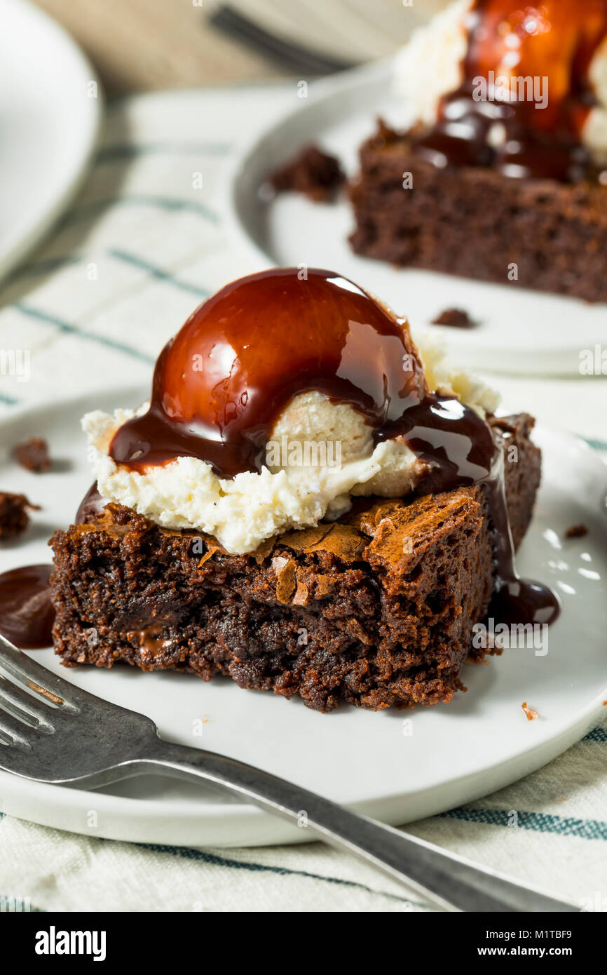 Double Dark Brownie al cioccolato con gelato Foto Stock