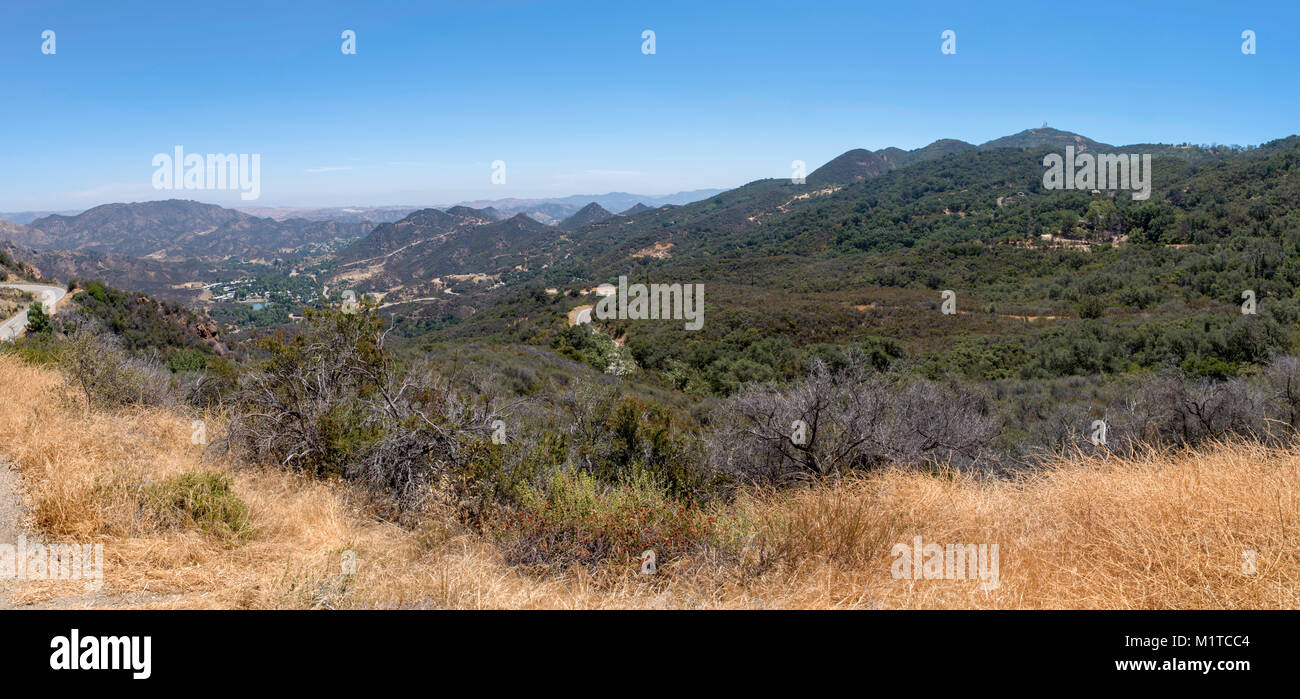 Angolo di alta vista su Cornell dal Mulholland Highway, Santa Monica Mountains National Recreation Area, nella contea di Los Angeles, California, USA. Foto Stock