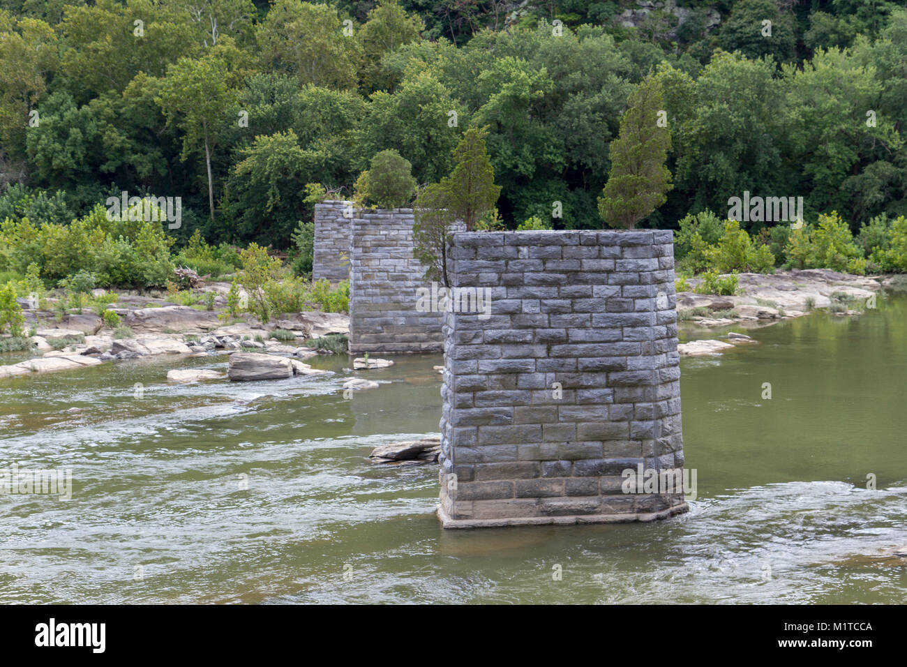 Vista sul Fiume Shenandoah verso i resti del Pratt ponte di travatura reticolare, Harper's Ferry National Historic Park, West Virginia, Stati Uniti. Foto Stock