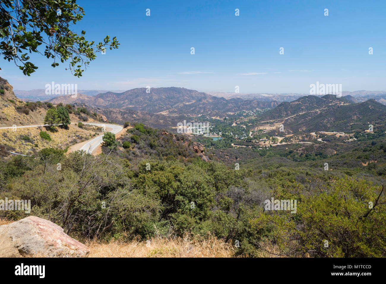 Angolo di alta vista su Cornell dal Mulholland Highway, Santa Monica Mountains National Recreation Area, nella contea di Los Angeles, California, USA. Foto Stock