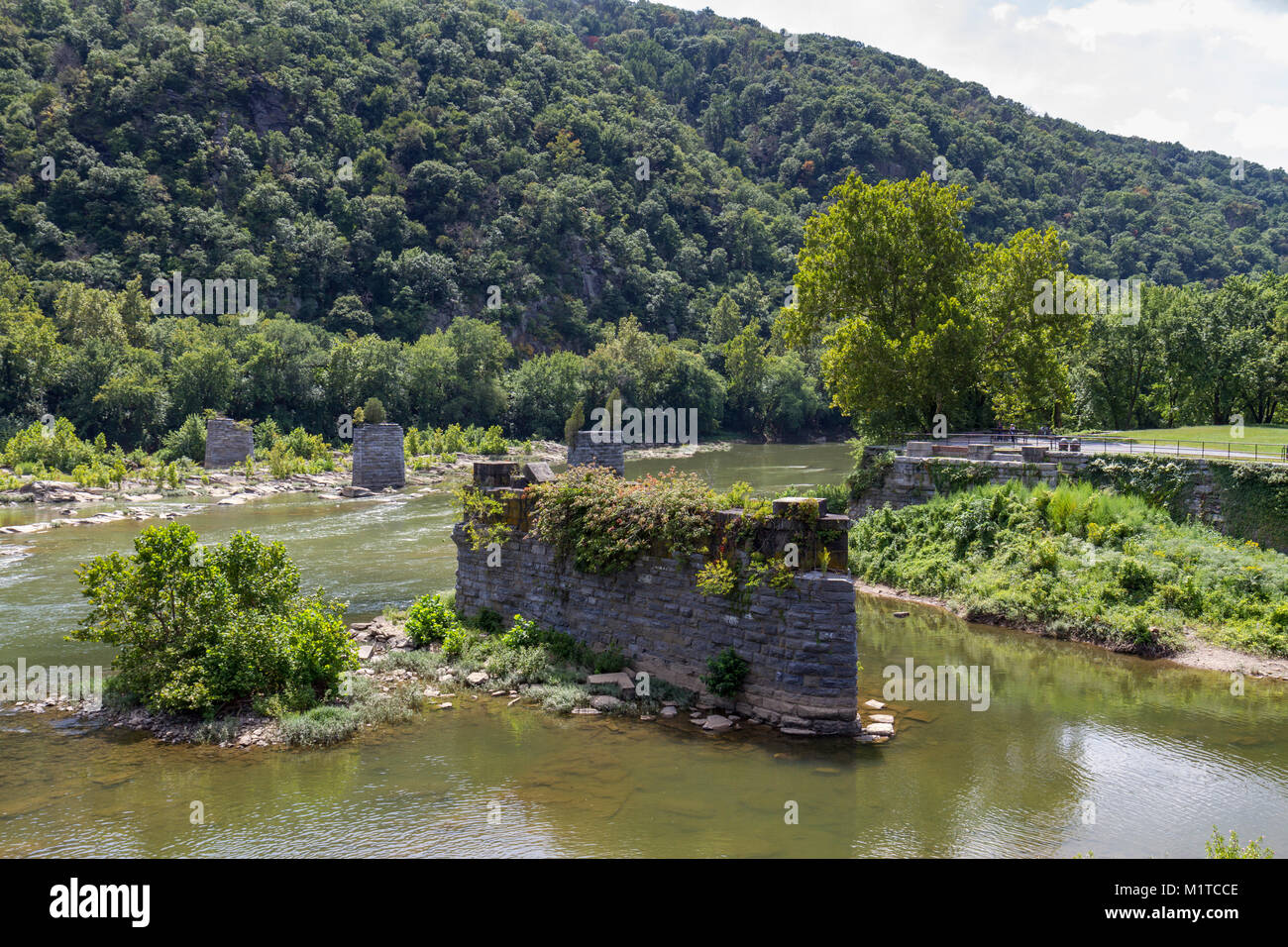 Vista sul Fiume Potomac verso i resti del B&O ponte ferroviario, Harper's Ferry National Historic Park, West Virginia, Stati Uniti. Foto Stock