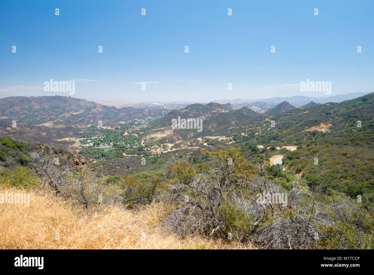 Angolo di alta vista su Cornell dal Mulholland Highway, Santa Monica Mountains National Recreation Area, nella contea di Los Angeles, California, USA. Foto Stock