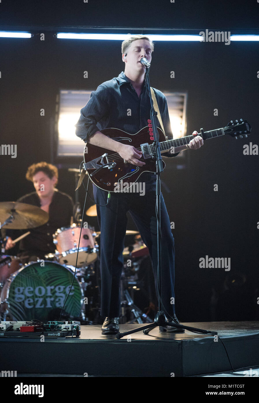 George Ezra esegue durante le riprese del Graham Norton Show at The London Studios, che sarà in onda su BBC One il venerdì. Foto Stock