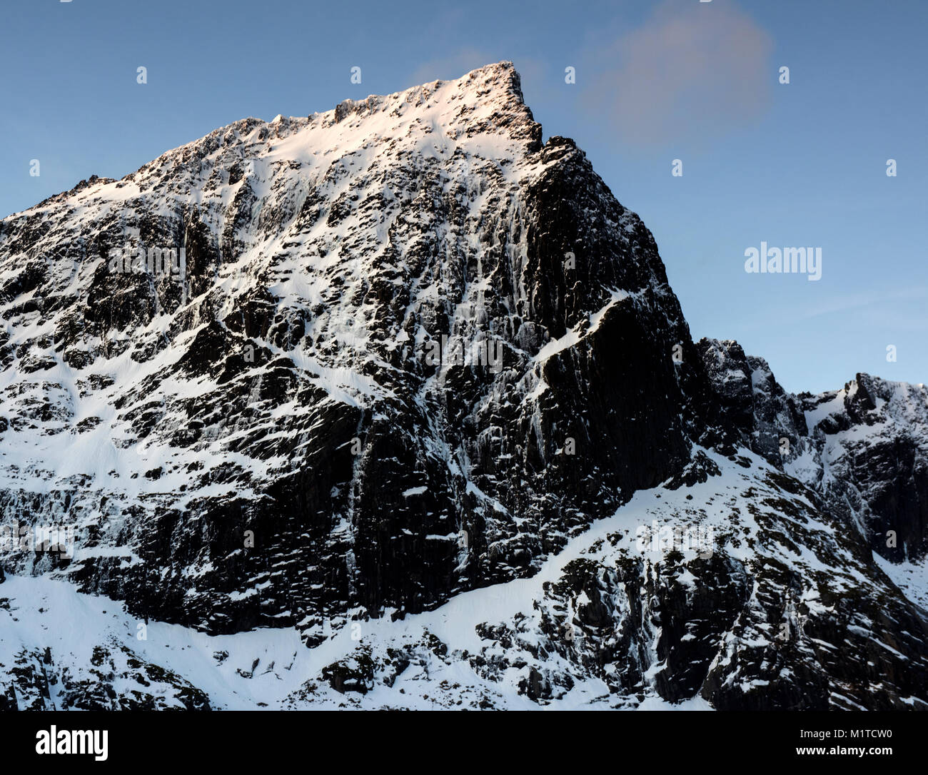 Montagne coperte di neve sulla strada per Nusfjord, Flakstadøya Isole Lofoten in Norvegia Foto Stock