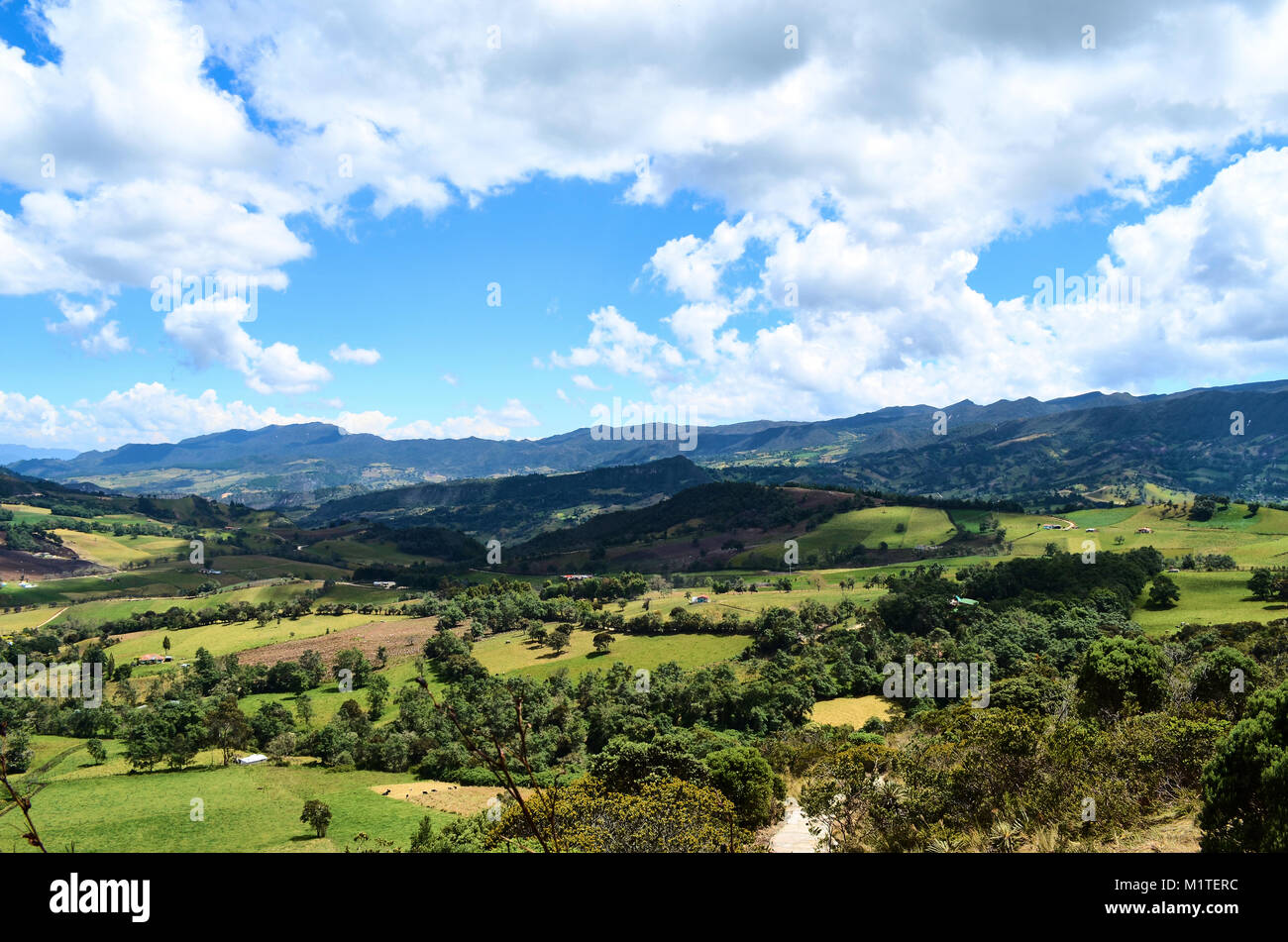 CUNDINAMARCA, Colombia - 24 gennaio 2014: la vista delle montagne presso il parco naturale di Guatavita. Foto Stock