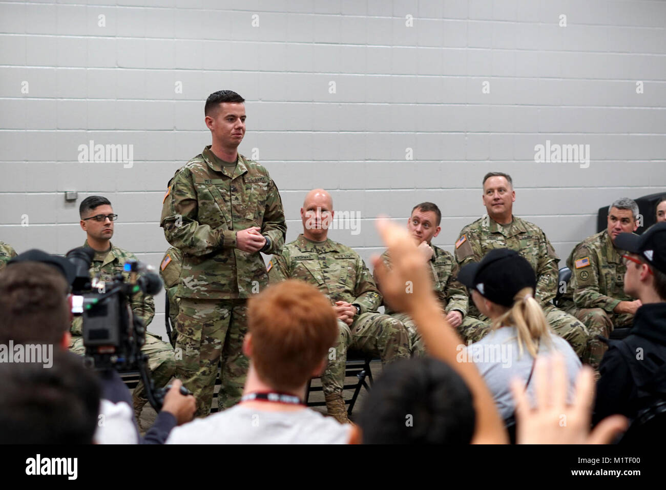 SAN ANTONIO, Texas - Sgt. Elliot Mee, un trombettista con la 392 banda armata e nativo di Williamsburg, Virginia, parla alla ciotola All-American membri della band durante una sessione di domande e risposte tra il soldato musicisti e la AAB membro della band al Alamodome a Gennaio 3, 2018. Mee volontariamente per servire come una guida con l'esercito musica reclutamento liaisons durante l'Aab al fine di condividere le sue esperienze con giovani musicisti. Foto Stock