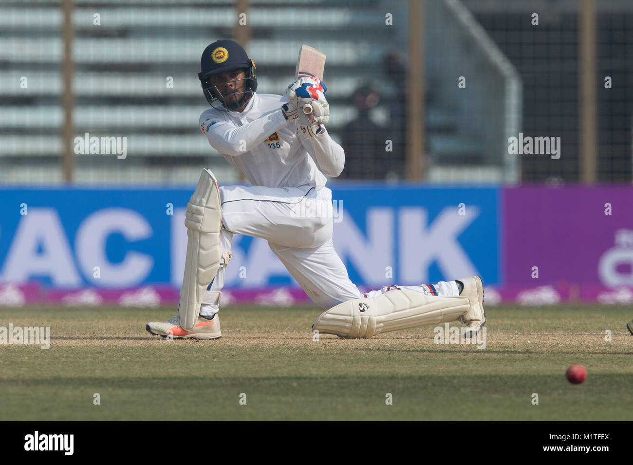 Chittagong, Bangladesh. 01 feb 2018. Dhananjaya De Silva dello Sri Lanka macchina corre spazza la palla nel primo giorno di test 2 corrispondenza tra Sri Lanka vs Bangladesh al Zahur Ahmed Chowdhury Stadium. Credito: Sameera Peiris/Pacific Press/Alamy Live News Foto Stock