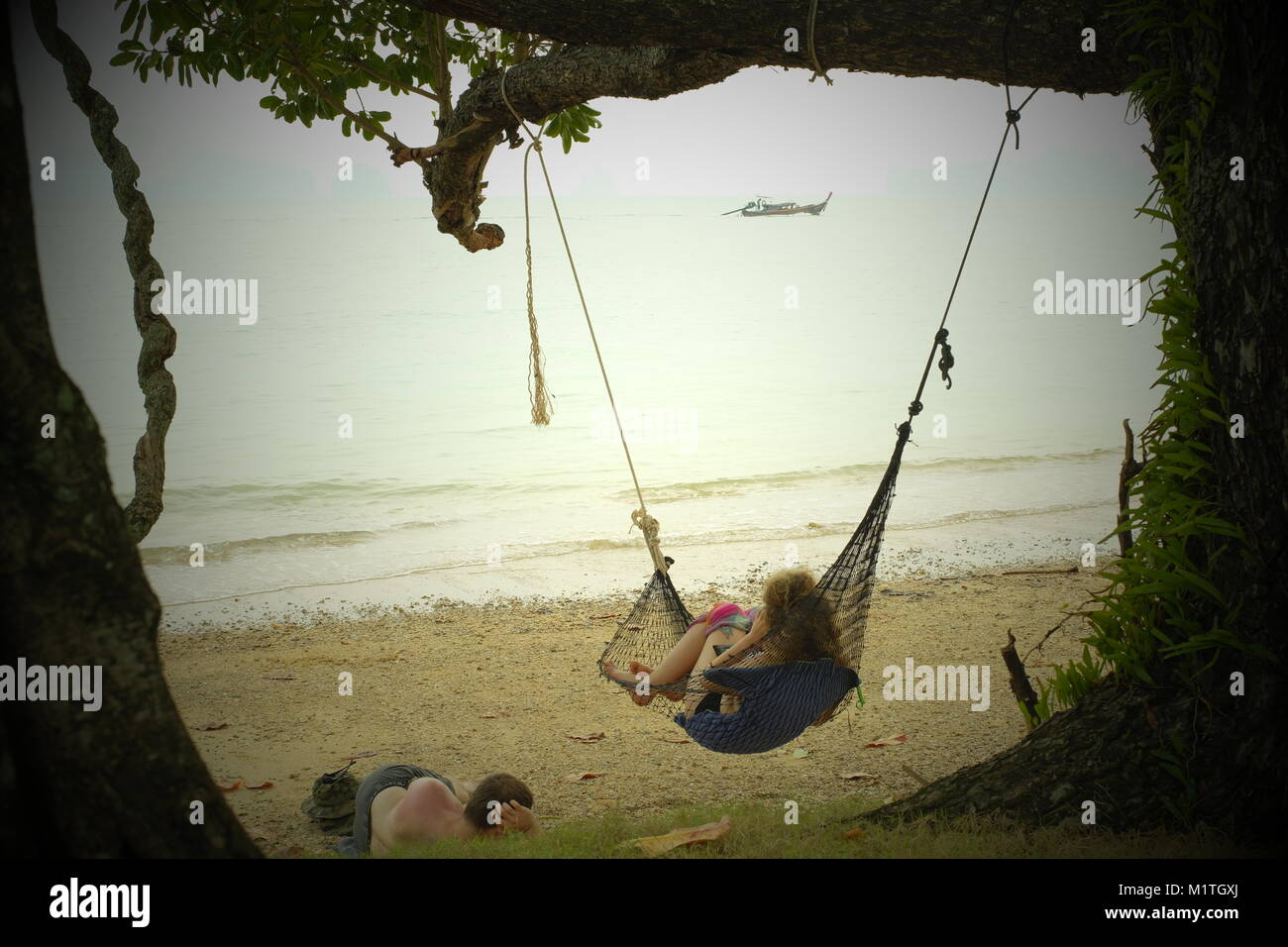 Coppia giovane riposare sulla spiaggia di Koh Yao Noi, un isola thailandese nel Mare delle Andamane. 20-Gen-2018 Foto Stock