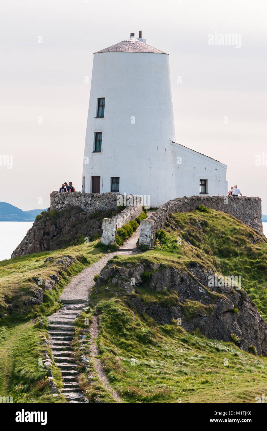 Isola di Llanddwyn con persone esterne Tŵr Mawr faro su un soleggiato nella tarda estate del giorno, Anglesey, Galles Foto Stock