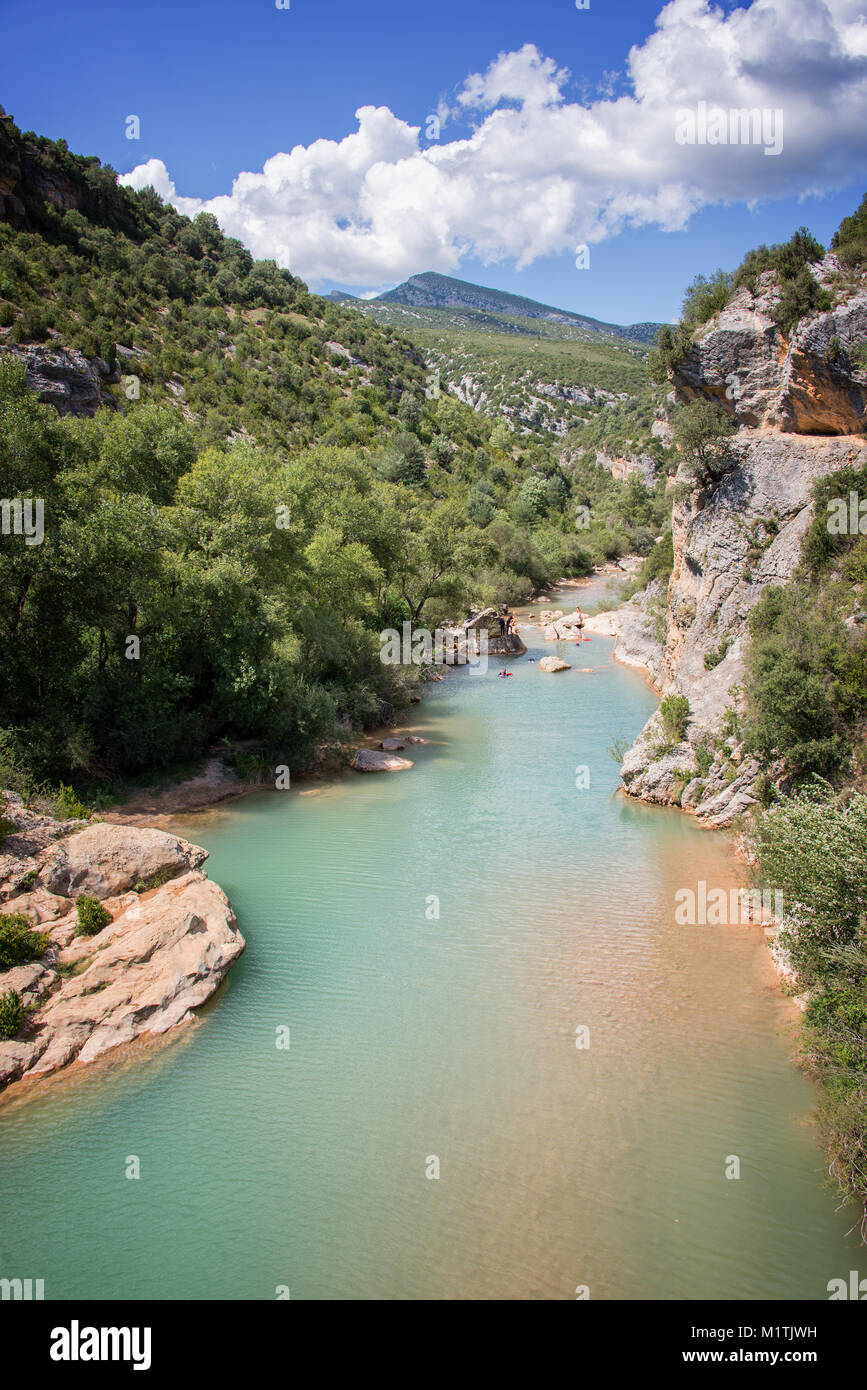 Rio Alcanadre vicino Rodellar nella Sierra de Guara, Aragona, Spagna Foto Stock