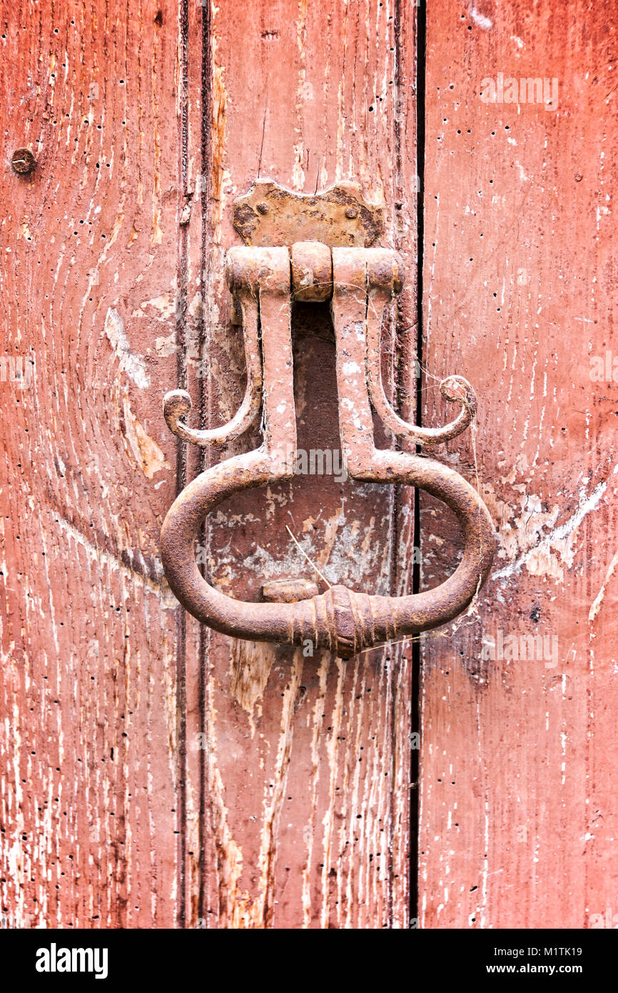 Vecchia porta vintage respingente su un vecchio rosso porta in legno Foto Stock