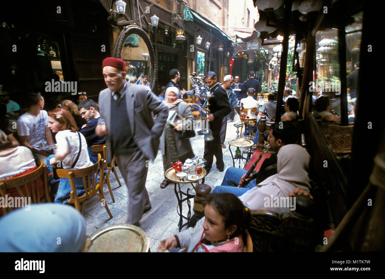 L'Egitto, al Cairo. Il Gran Bazar di Khan al-Khalili. Famoso coffeehouse: Fishawi. Area di mercato. Foto Stock