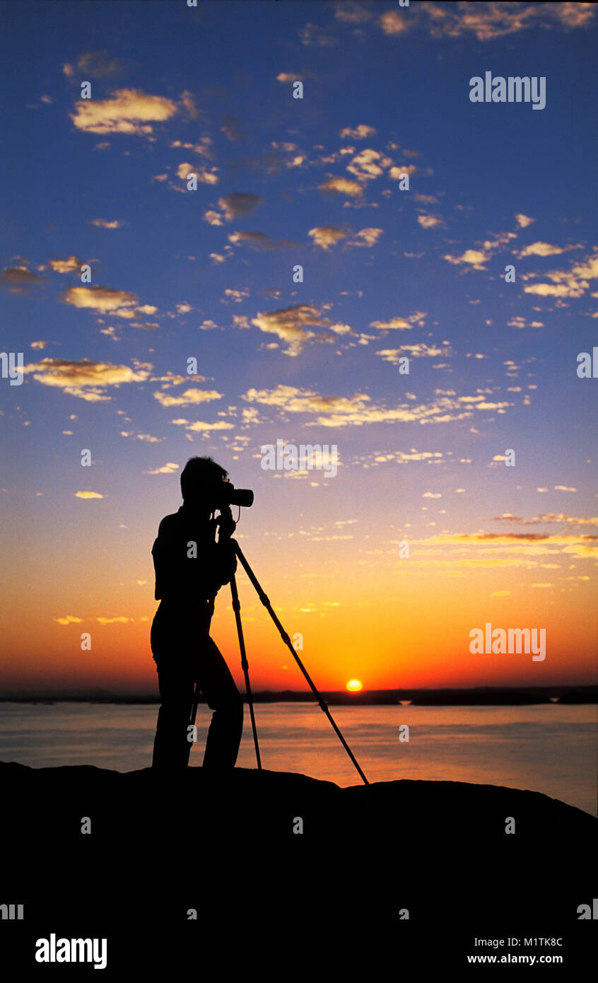 L'Egitto. Abu Simbel. Lago Nasser. Fiume Nilo. Turistica prendendo l'immagine. Sunrise. Fotografo Marjolijn van Steeden. Foto Stock