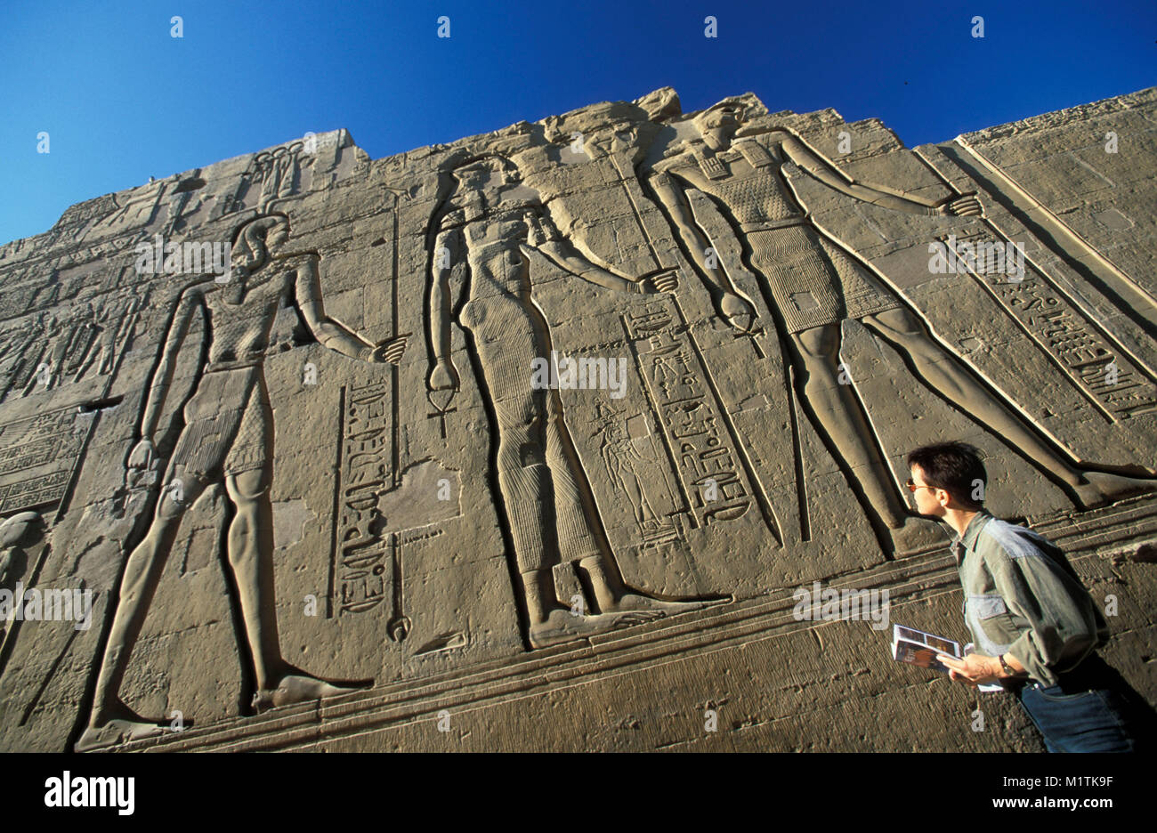 Egitto, Kom Ombo. Tempio di Kom Ombo. Il turista. Foto Stock