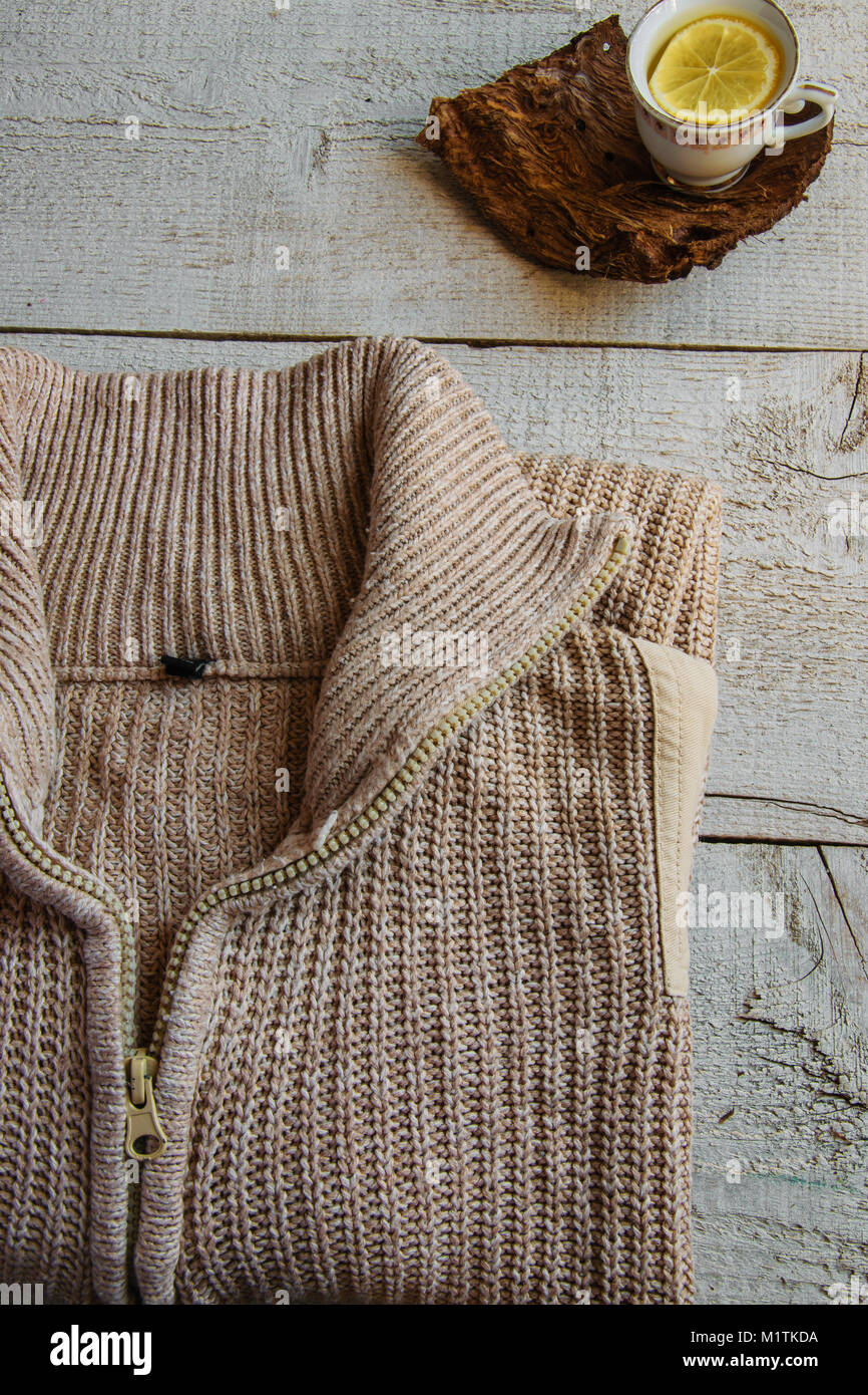 Caldo e accogliente a maglia Maglioni Maxi e la tazza di tè su sfondo di legno con spazio per il testo. Concetti - moda, confortevole il tempo trascorso a casa Foto Stock