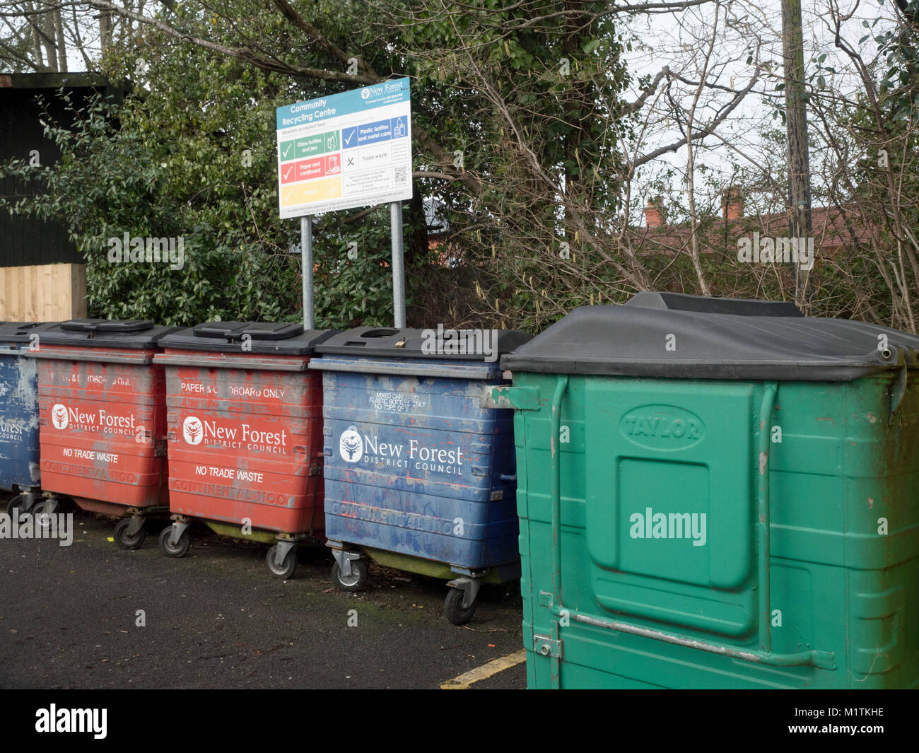 Nuova Foresta del Consiglio Distrettuale degli scomparti di riciclaggio nel parcheggio principale, centro città, Lyndhurst, Hampshire, Inghilterra, Regno Unito Foto Stock