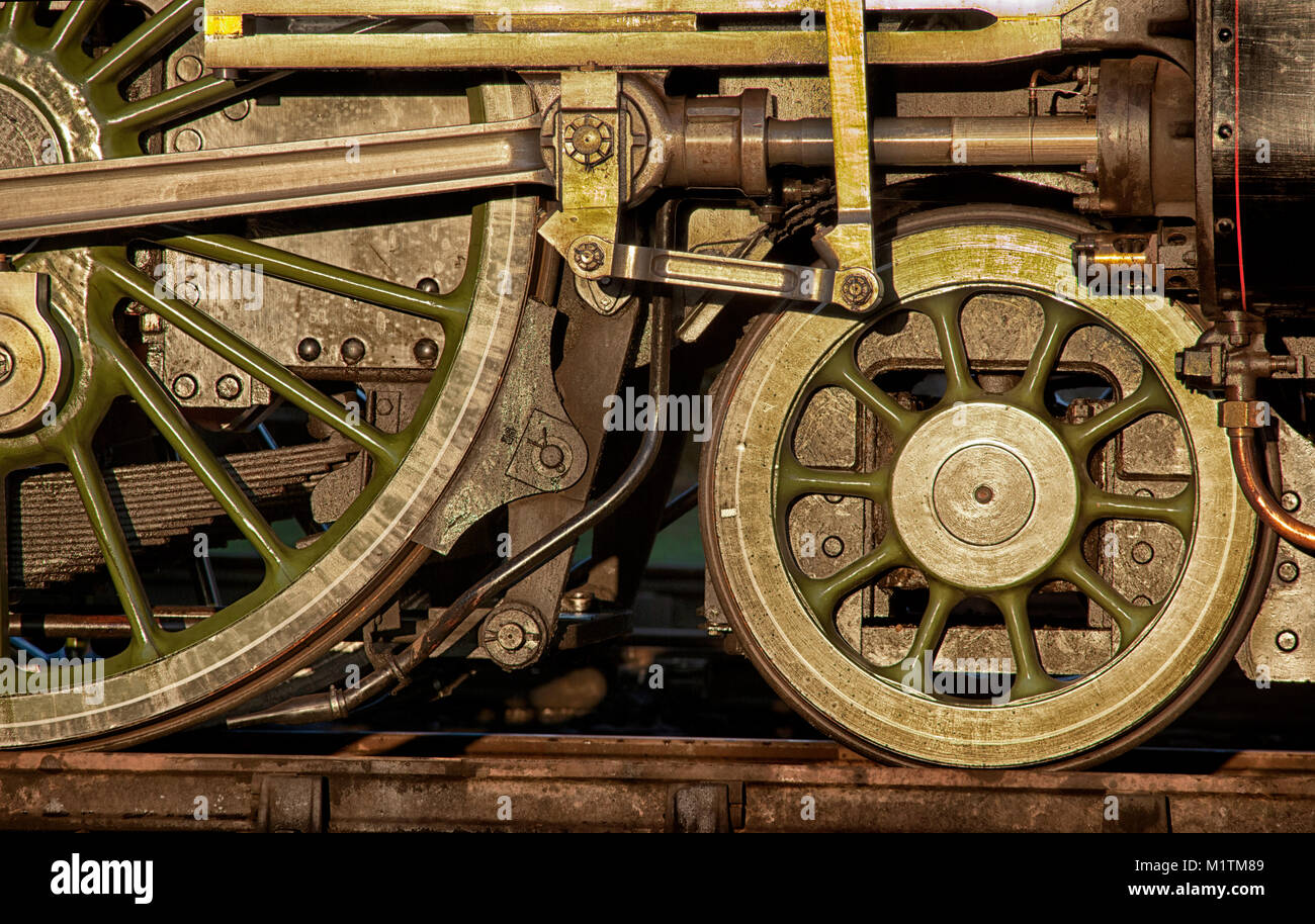 Close up dettaglio delle ruote motrici su 60163 Tornado un Peppe A1 Pacific locomotiva di Didcot Railway Centre, Oxfordshire, England, Regno Unito Foto Stock