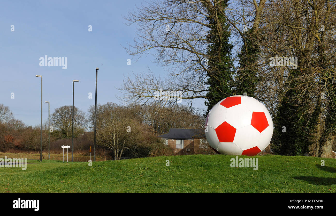 Calcio gigante sulla rotatoria di strada oltre a Crawley Town Football Stadium, Crawley, West Sussex, in Inghilterra, Regno Unito. Foto Stock