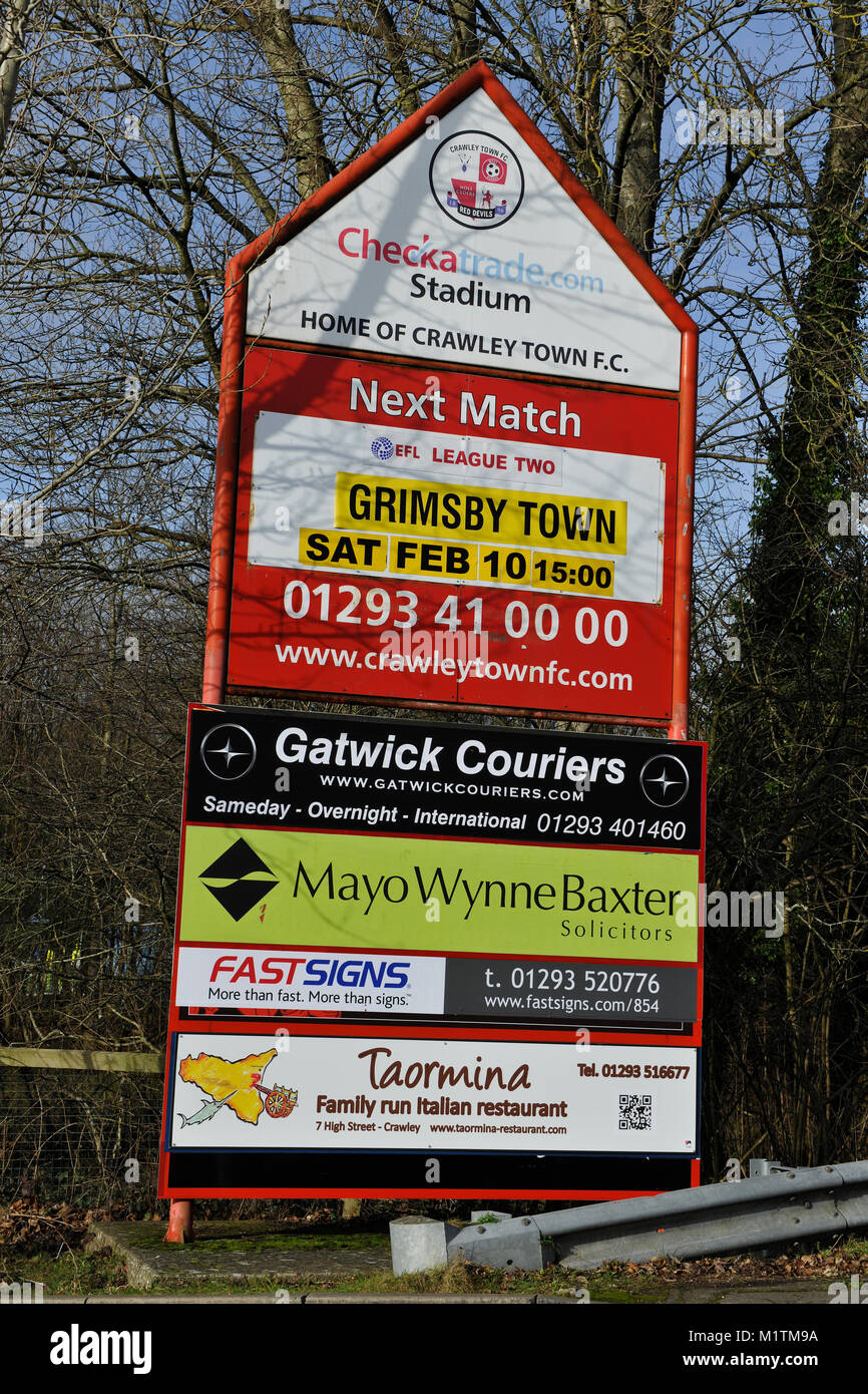 Segno di benvenuto al commercio Checka football Stadium casa di Crawley Town Football Club, Crawley, West Sussex, in Inghilterra, Regno Unito Foto Stock