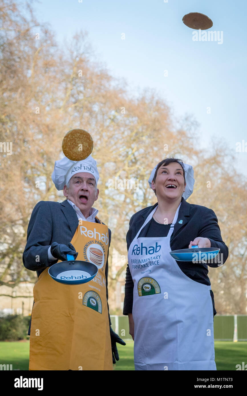 Lancio della ventunesima edizione Rehab Pancake parlamentare gara a torre di Victoria Gardens in Westminster, Londra, Regno Unito. Foto Stock