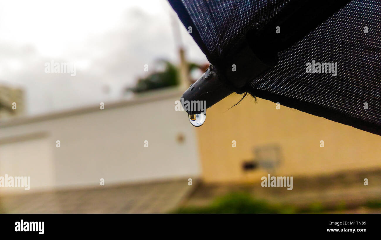 Goccia di pioggia caduta da un ombrello Foto Stock