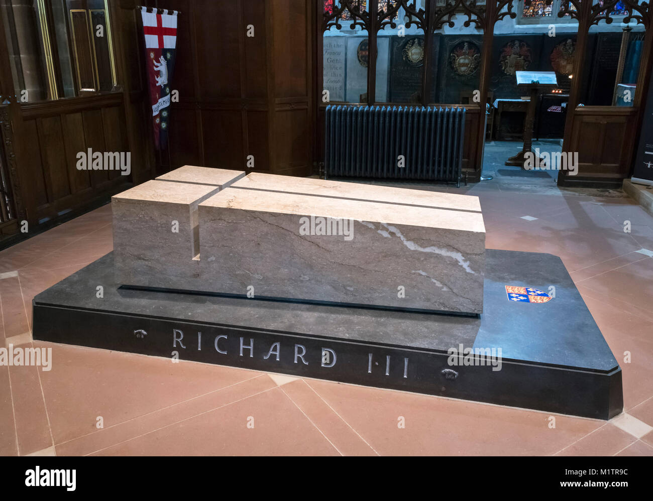 La tomba del re Richard III nella cattedrale di Leicester, Leicester, Inghilterra, Regno Unito. Richard III i resti sono stati reinterred qui in marzo 2015. Foto Stock
