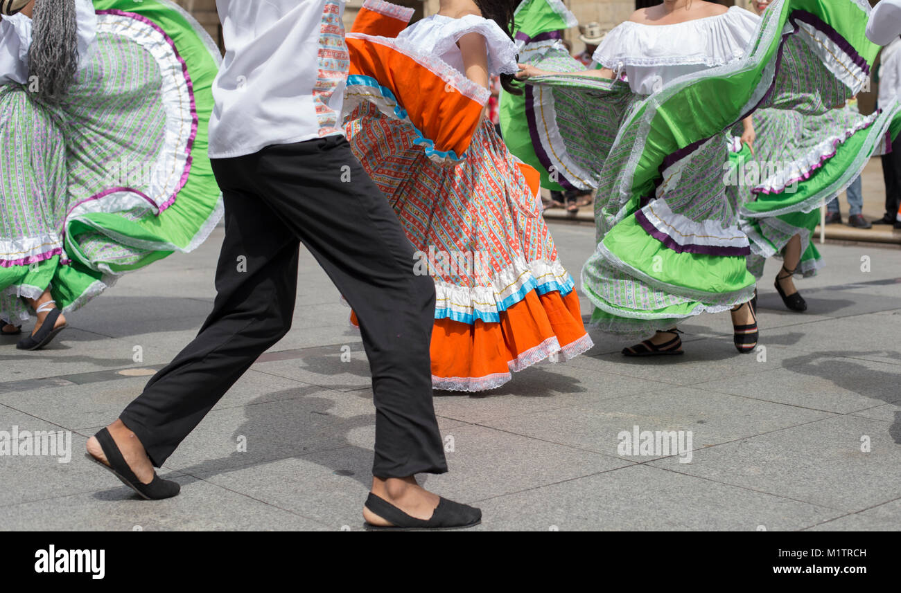 Colombiano di danza folk gruppo con abbigliamento tradizionale Foto Stock