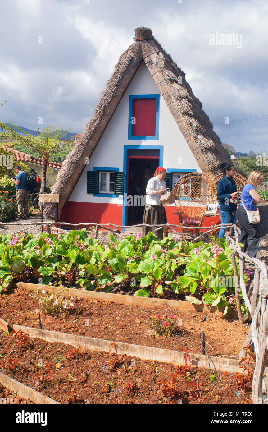 Palheiros tradizionali abitazioni, ricostruito come un luogo di attrazione turistica, Santana, Madeira, Portogallo - Giovanni Gollop Foto Stock