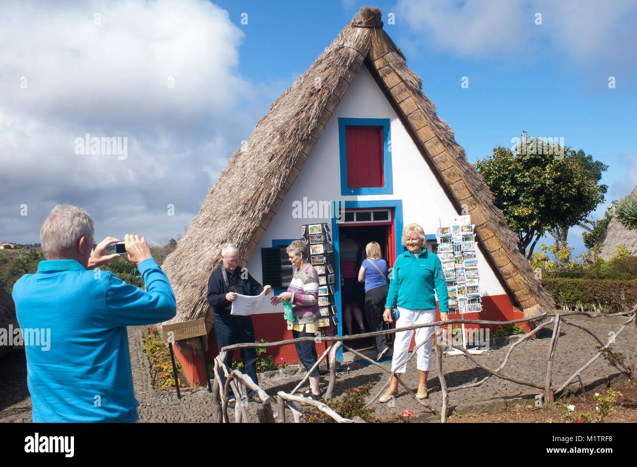 Palheiros tradizionali abitazioni, ricostruito come un luogo di attrazione turistica, Santana, Madeira, Portogallo - Giovanni Gollop Foto Stock