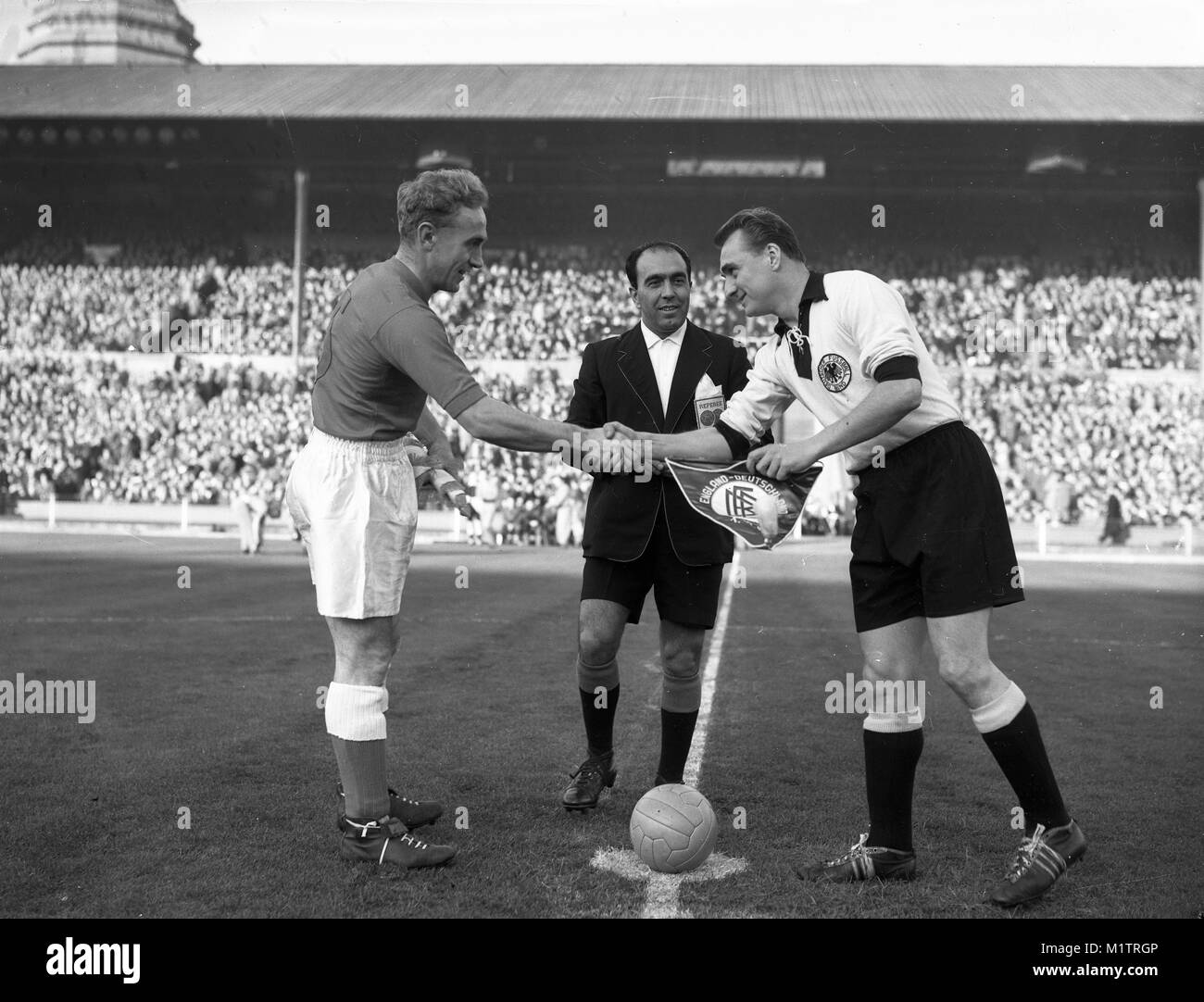 Inghilterra e Germania Ovest, Wembley Stadium 01 dicembre 1954 Inghilterra capitano Billy Wright stringono le mani con il capitano della Germania Ovest Josef Posipal guardato da arbitro Vicenzo Orlandini Foto Stock