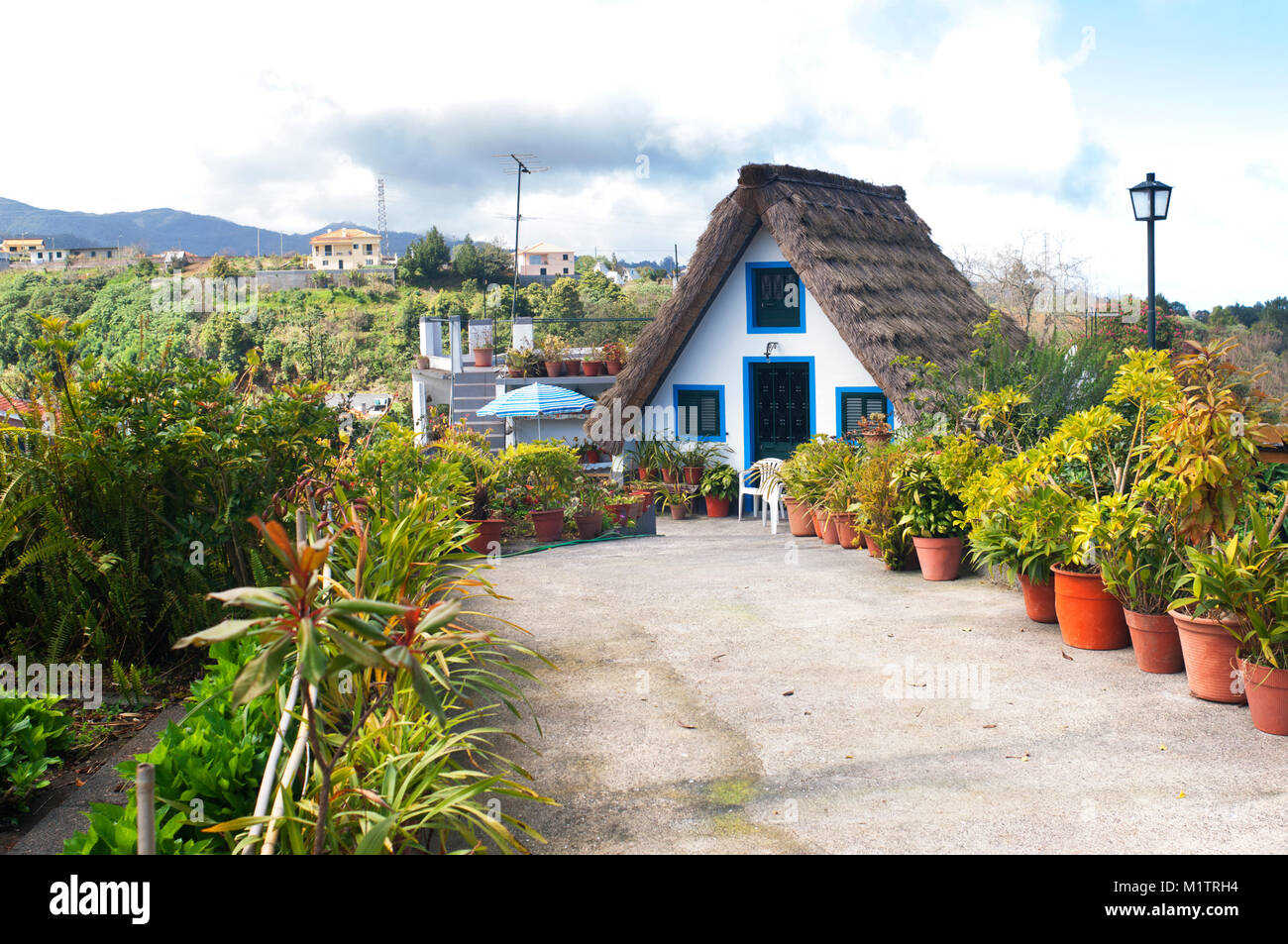 Palheiros tradizionali abitazioni, ricostruito come un luogo di attrazione turistica, Santana, Madeira, Portogallo - Giovanni Gollop Foto Stock