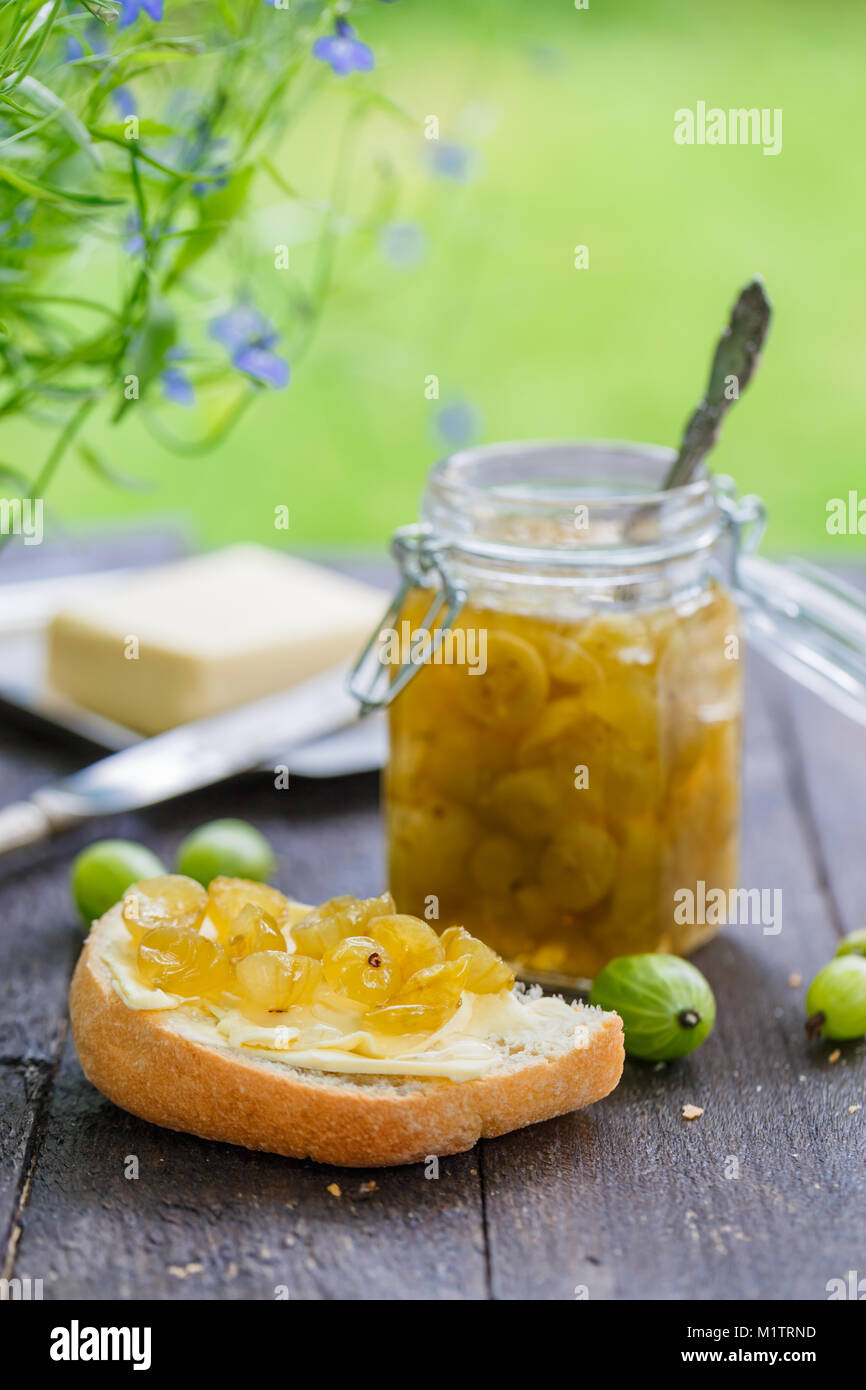 Pane con burro e marmellata di uva spina Foto Stock