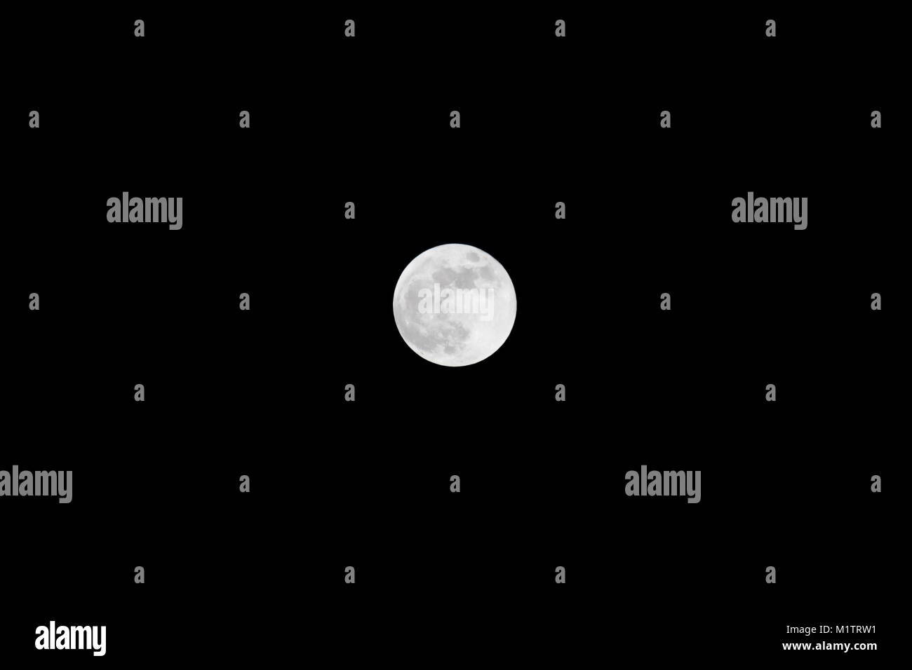 Luminosa luna piena contro il cielo nero. Il 31 gennaio 2018. Foto Stock
