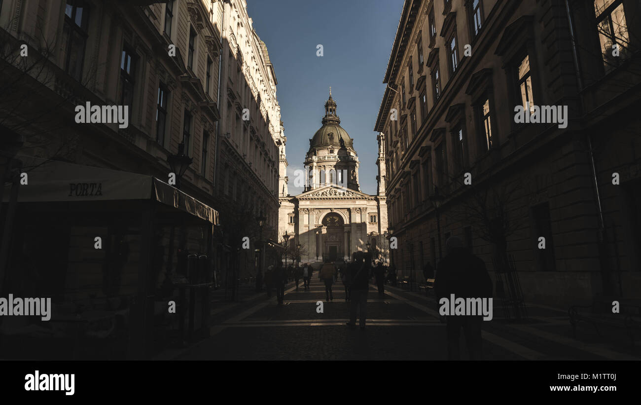 Una foto scattata nella città di Budapest. Una bellissima strada livello shot della magnifica St Stephens Basilica. Prese durante l'incantevole azzurro del cielo. Foto Stock