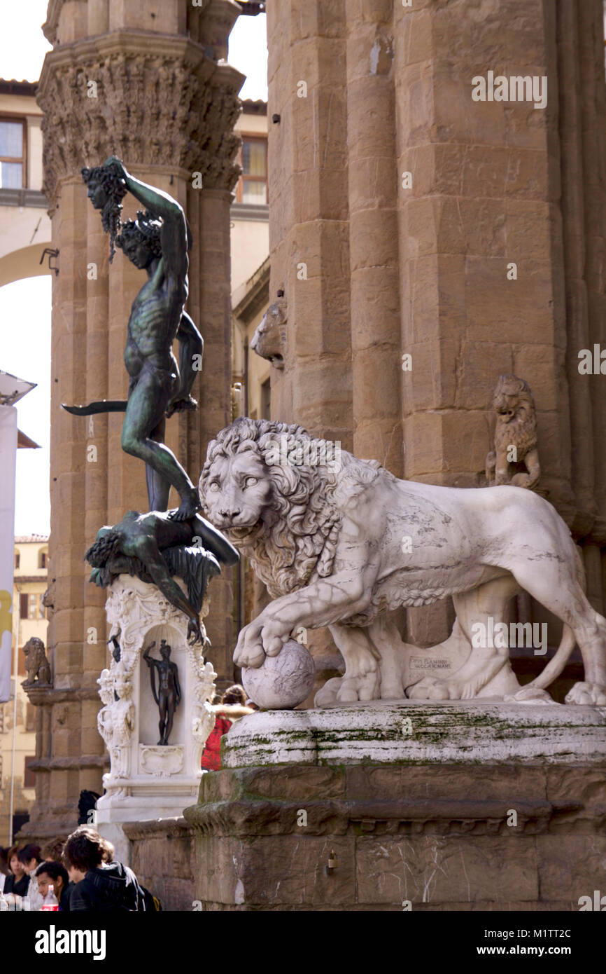 Statue in Firenze, Estatuas en Florencia. Esculturas renacentistas medievale. Medievale e sculture rinascimentali. Foto Stock