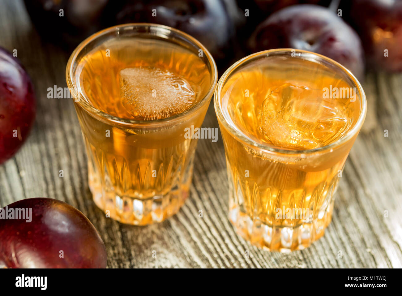 Acquavite di prugne o slivovitz con freschi e gustosi prugna Foto Stock