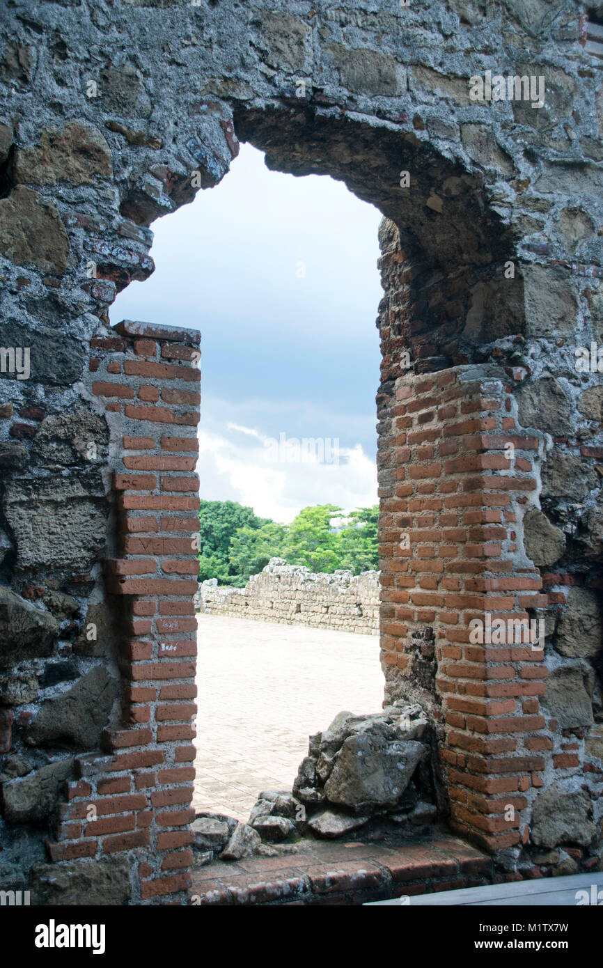 Vista attraverso le rovine di Panama Viejo in Panama City, Panama. Foto Stock