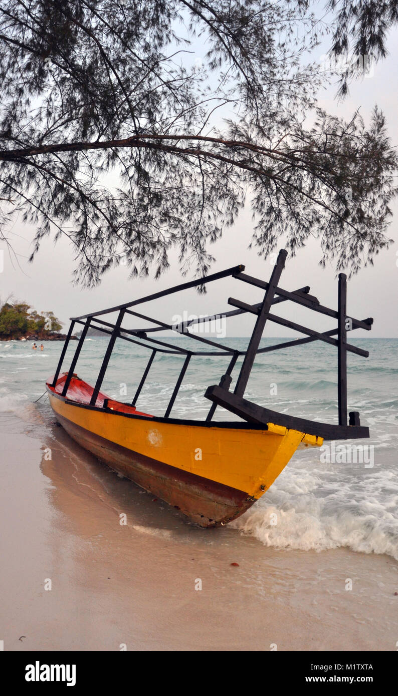 Spiaggiata barca in Koh Rong Cambogia Foto Stock