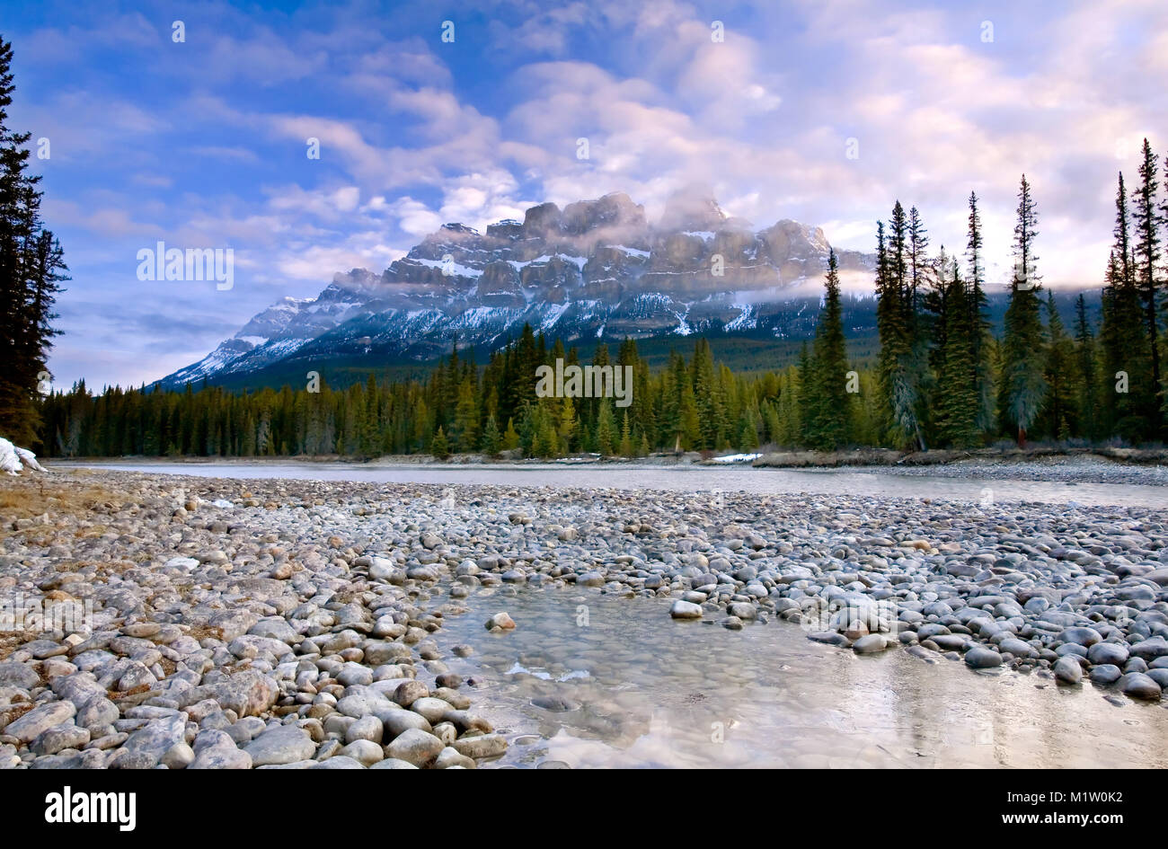 La mattina presto luce sul castello montagna nel Parco Nazionale di Banff, Alberta, Canada Foto Stock